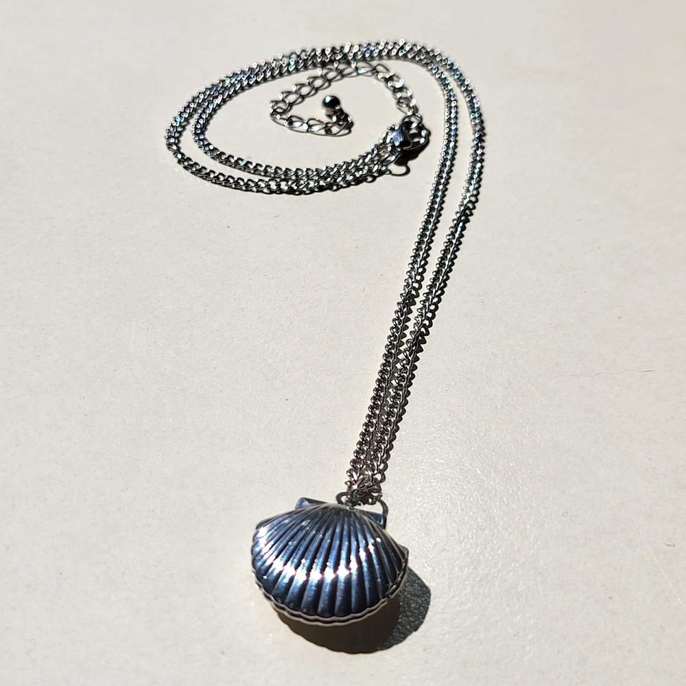 Vintage Silver Tone Clam Shell Locket Necklace Silver Faux Pearl Pendant